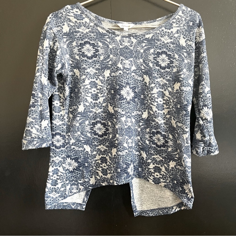 Reitmans XS Blue Floral Shirt with open slit back